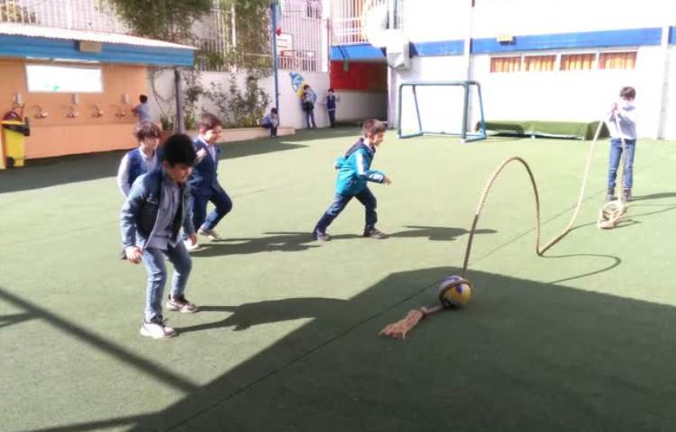 بازی دبستانی (پرش از روی طناب) 6