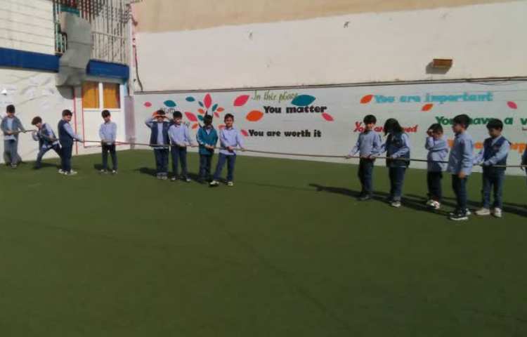 بازی دبستانی (پرش از روی طناب)