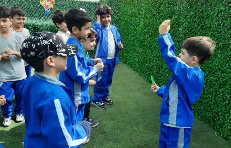 بازی دبستانی ،چراغ راهنمایی و مسابقه حرکت 4