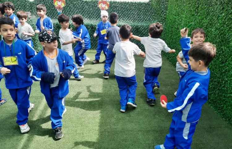 بازی دبستانی ،چراغ راهنمایی و مسابقه حرکت 5