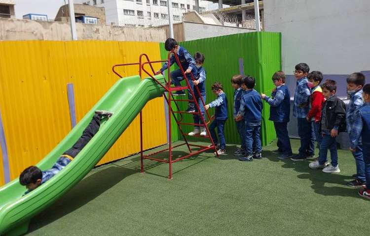 بازی دبستانی (گرگ و گله ، هدف چابکی با اشکال هندسی ) دبستان علوی 1