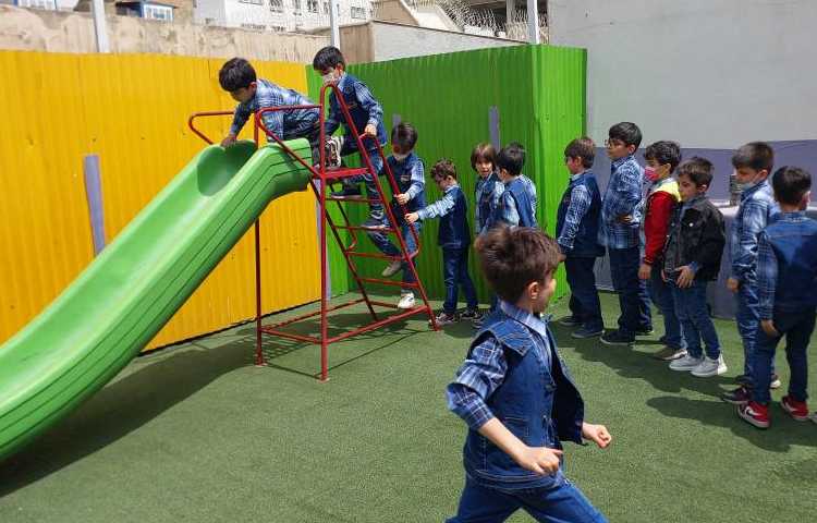 بازی دبستانی (گرگ و گله ، هدف چابکی با اشکال هندسی ) دبستان علوی 2