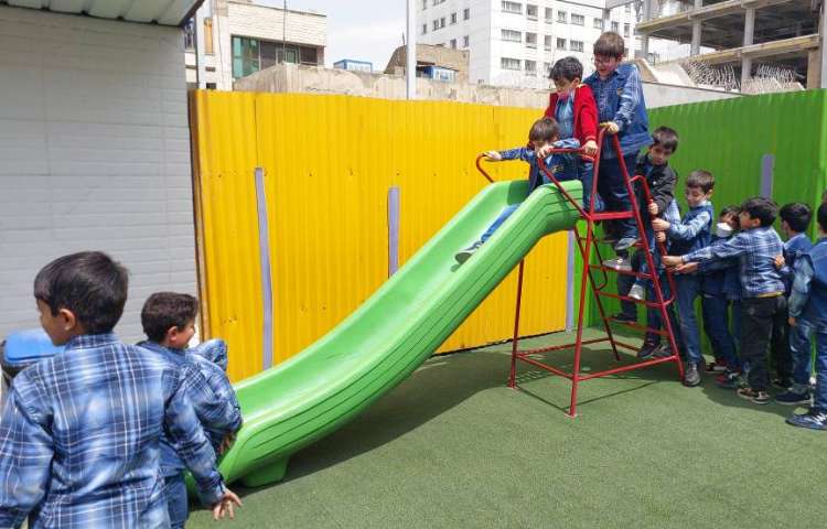 بازی دبستانی (گرگ و گله ، هدف چابکی با اشکال هندسی ) دبستان علوی 4