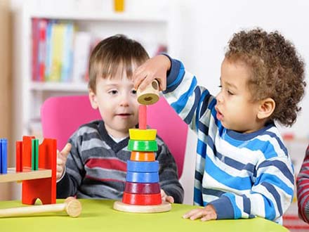 بازی درمانی به چه کسانی می تواند کمک کند؟