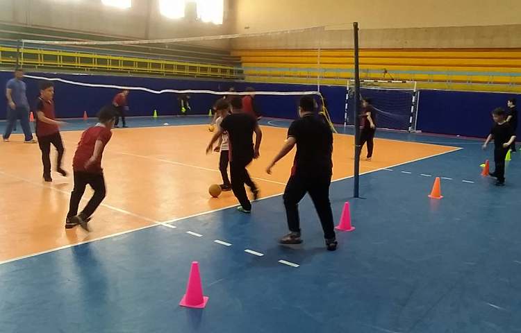 بازی در زمینهای کوچک جهات ارزیابی و بالا رفتن تکنیک فردی در فوتبال. 6