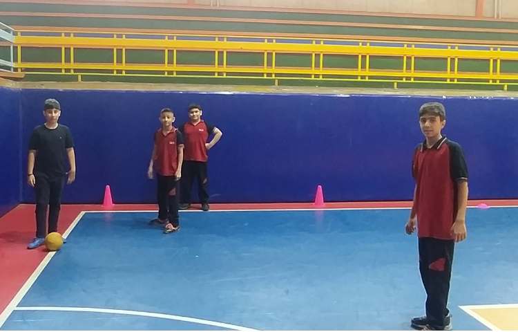 بازی در زمینهای کوچک جهات ارزیابی و بالا رفتن تکنیک فردی در فوتبال. 8