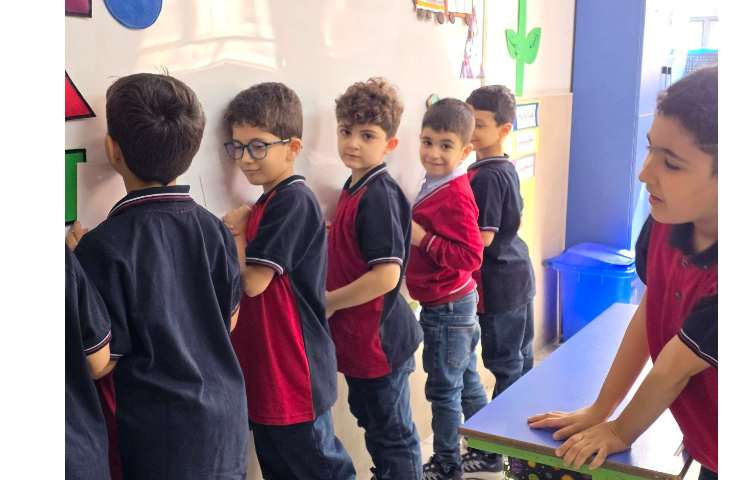 بازی guess what در مورد موجودات زنده و غیر زنده 6