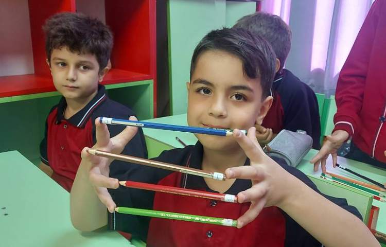 بازی دقت و تمرکز (مدادرنگی)