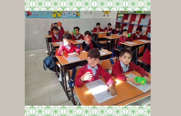 بازی دقت و تمرکز و حافظه‌ی دیداری برای آموختن مبحث(ترکیب) در کلاس دانش‌آموزان انجام شد