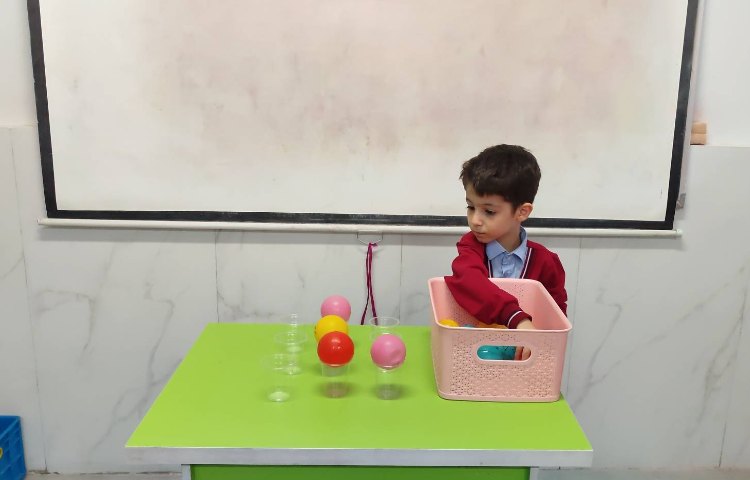 بازی ریاضی جدول سودوکو با استفاده از توپ در کلاس با مشارکت دانش‌آموزان انجام شد 1