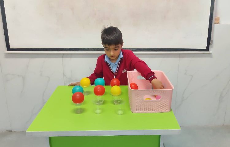 بازی ریاضی جدول سودوکو با استفاده از توپ در کلاس با مشارکت دانش‌آموزان انجام شد 4