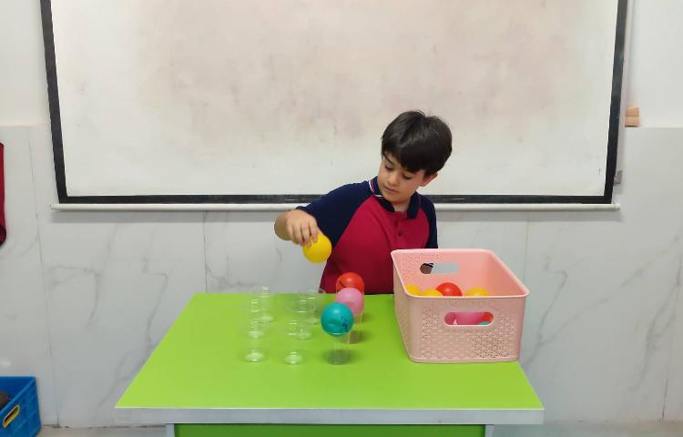 بازی ریاضی جدول سودوکو با استفاده از توپ در کلاس با مشارکت دانش‌آموزان انجام شد