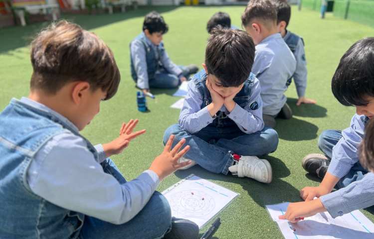 بازی ریاضی( پرتاب لوبیا به نقاط مختلف دایره ) تمرین جمع و تفریق