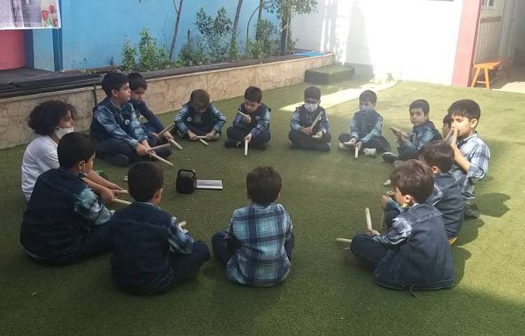 :بازی ریتمیک به وسیله چوبک و موزیک خونه مادر بزرگه، کلاس انگور 1