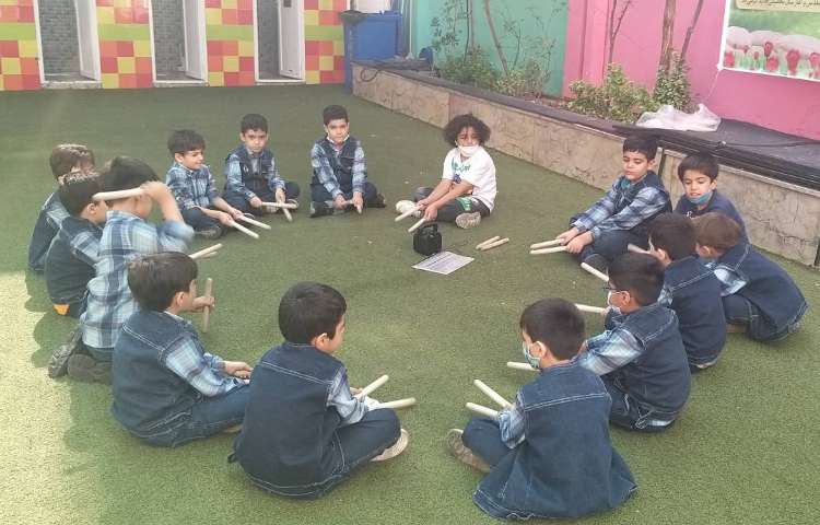 :بازی ریتمیک به وسیله چوبک و موزیک خونه مادر بزرگه، کلاس انگور 2