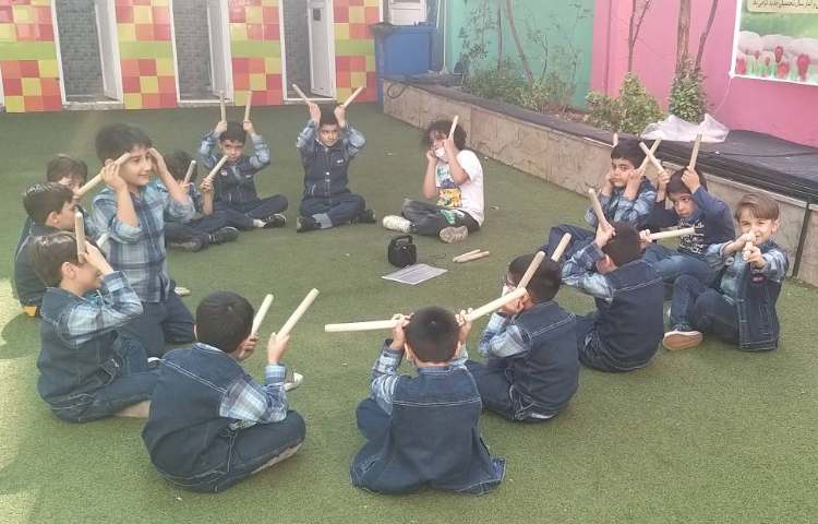 :بازی ریتمیک به وسیله چوبک و موزیک خونه مادر بزرگه، کلاس انگور