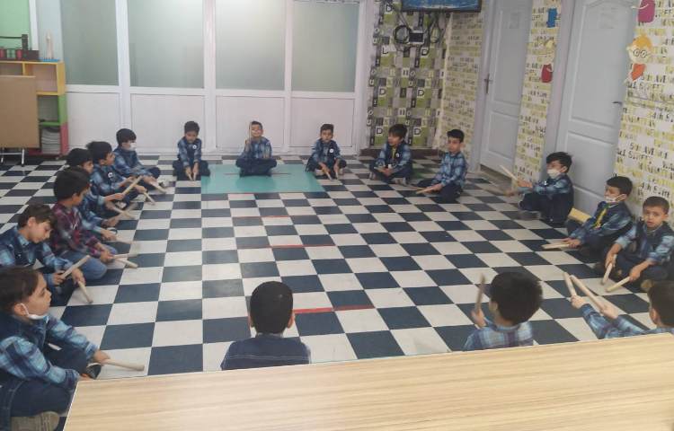 :بازی ریتمیک به وسیله چوبک و موزیک خونه مادر بزرگه، کلاس توت فرنگی 1