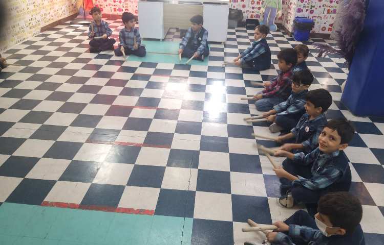 :بازی ریتمیک به وسیله چوبک و موزیک خونه مادر بزرگه، کلاس توت فرنگی 2