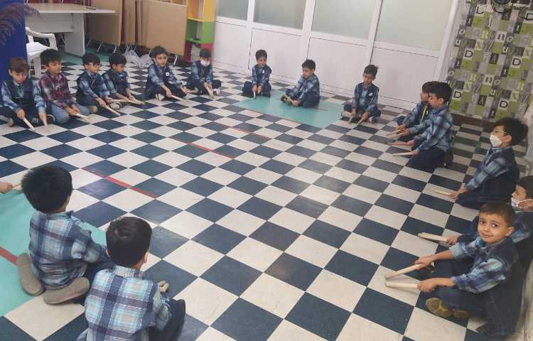 :بازی ریتمیک به وسیله چوبک و موزیک خونه مادر بزرگه، کلاس توت فرنگی 3