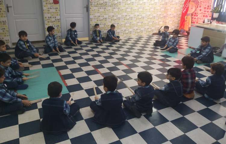 :بازی ریتمیک به وسیله چوبک و موزیک خونه مادر بزرگه، کلاس توت فرنگی