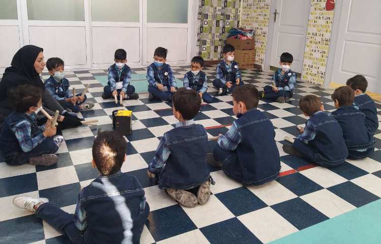 :بازی ریتمیک به وسیله چوبک و موزیک خونه مادر بزرگه، کلاس شاپرک 1