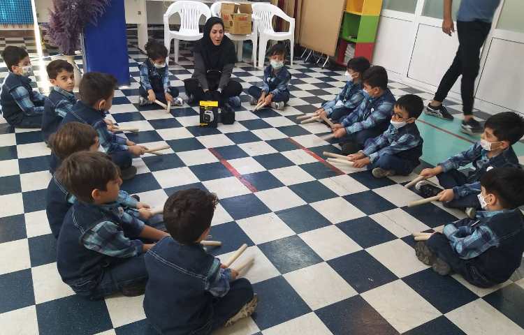 :بازی ریتمیک به وسیله چوبک و موزیک خونه مادر بزرگه، کلاس شاپرک 2
