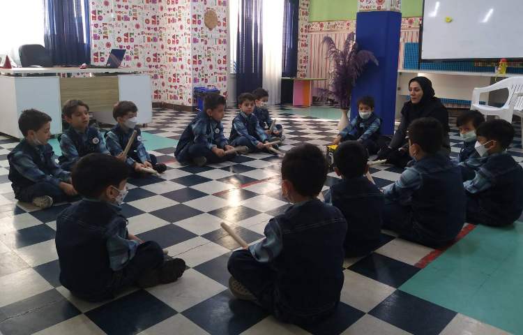 :بازی ریتمیک به وسیله چوبک و موزیک خونه مادر بزرگه، کلاس شاپرک 3