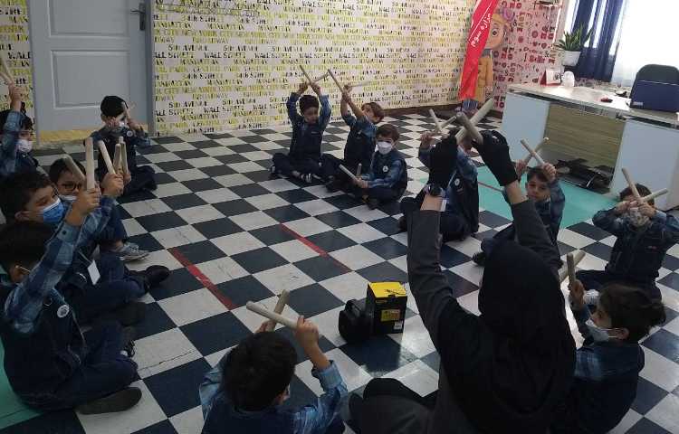 :بازی ریتمیک به وسیله چوبک و موزیک خونه مادر بزرگه، کلاس شاپرک 4