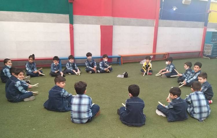 :بازی ریتمیک به وسیله چوبک و موزیک خونه مادر بزرگه، کلاس قاصدک 2