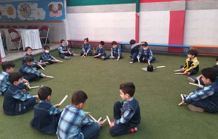 :بازی ریتمیک به وسیله چوبک و موزیک خونه مادر بزرگه، کلاس قاصدک 4