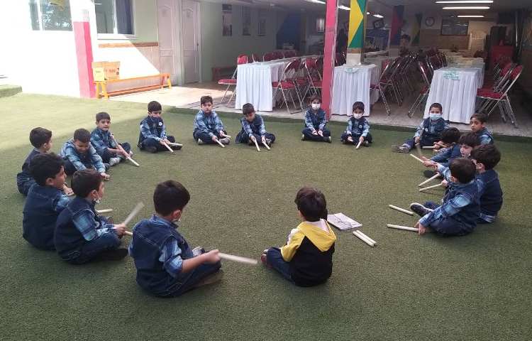 :بازی ریتمیک به وسیله چوبک و موزیک خونه مادر بزرگه، کلاس قاصدک