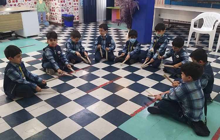 :بازی ریتمیک به وسیله چوبک و موزیک خونه مادر بزرگه، کلاس پرتقال 1