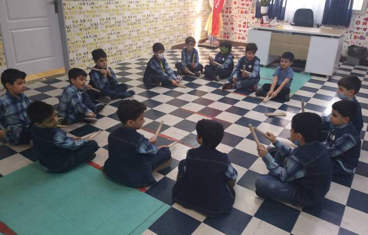 :بازی ریتمیک به وسیله چوبک و موزیک خونه مادر بزرگه، کلاس گیلاس 1