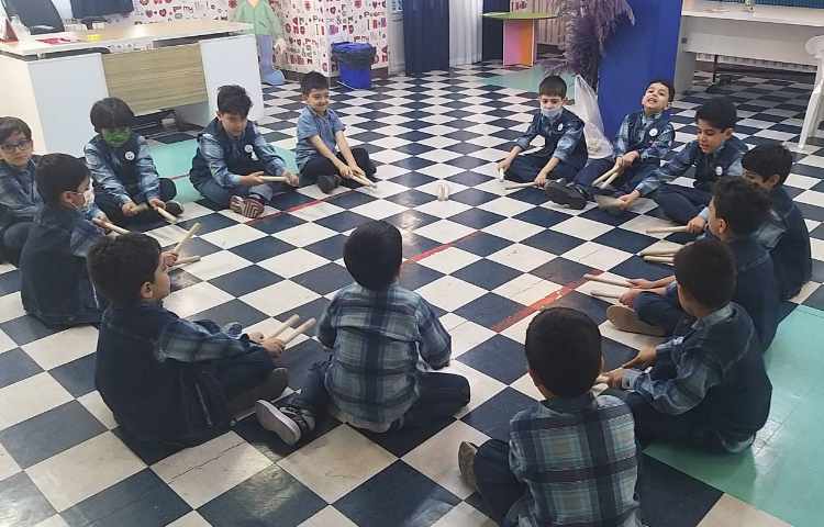 :بازی ریتمیک به وسیله چوبک و موزیک خونه مادر بزرگه، کلاس گیلاس 2