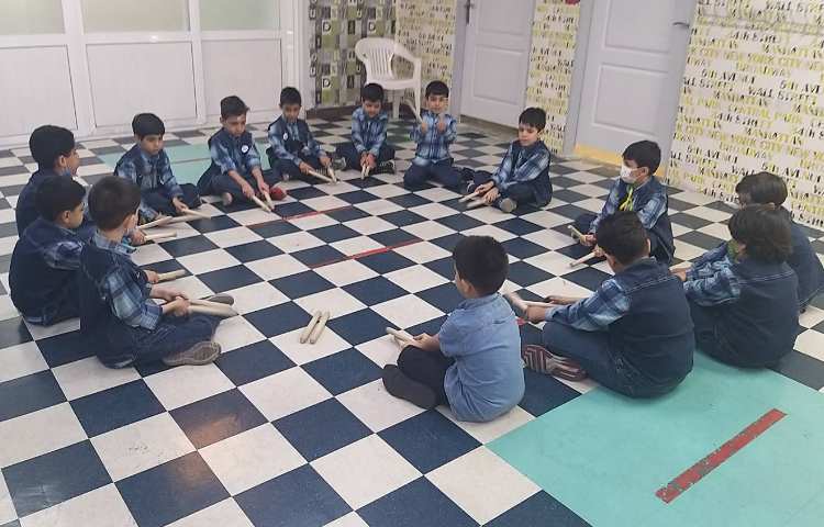 :بازی ریتمیک به وسیله چوبک و موزیک خونه مادر بزرگه، کلاس گیلاس 3