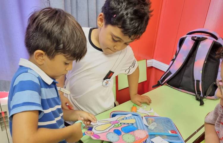 : بازی ساختنی، رنگ آمیزی و دست ورزی و تلفیق ساعت 5