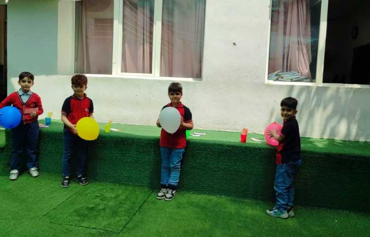 بازی سرعتی برای تلفیق درس( فارسی،ریاضی) در حیاط مدرسه توسط دانش‌آموزان اجرا شد. 2