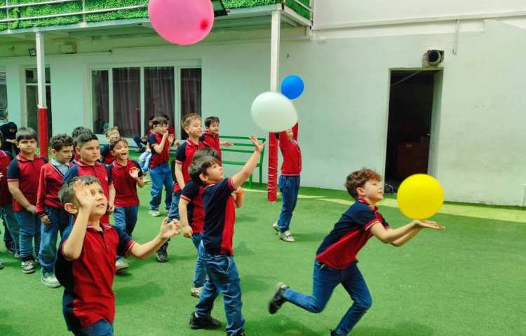 بازی سرعتی برای تلفیق درس( فارسی،ریاضی) در حیاط مدرسه توسط دانش‌آموزان اجرا شد. 3