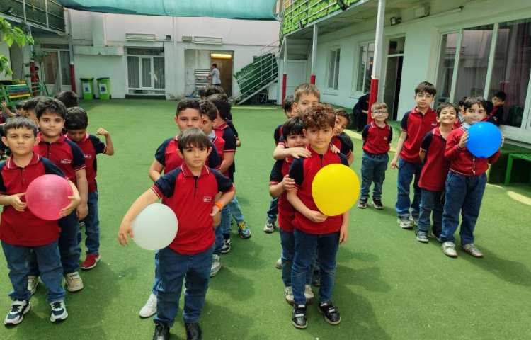 بازی سرعتی برای تلفیق درس( فارسی،ریاضی) در حیاط مدرسه توسط دانش‌آموزان اجرا شد. 4