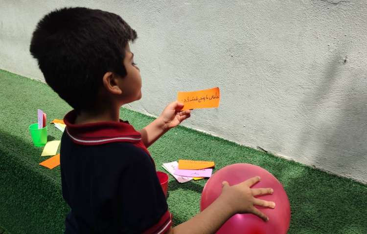 بازی سرعتی برای تلفیق درس( فارسی،ریاضی) در حیاط مدرسه توسط دانش‌آموزان اجرا شد. 5