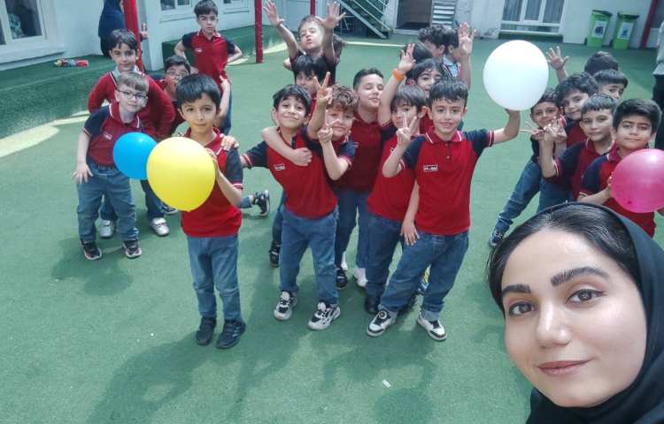 بازی سرعتی برای تلفیق درس( فارسی،ریاضی) در حیاط مدرسه توسط دانش‌آموزان اجرا شد.