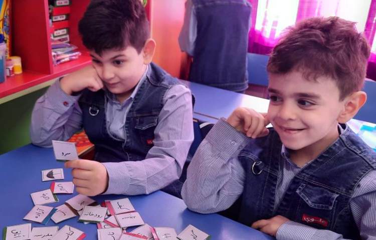 بازی فلش کارت های نگاره ها و هم خوانی بیت به بیت شعر راه مدرسه