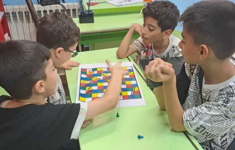 بازی مار و پله به صورت گروهی جهت تثبیت و تکرار مطالب مربوط به مبحث زمین