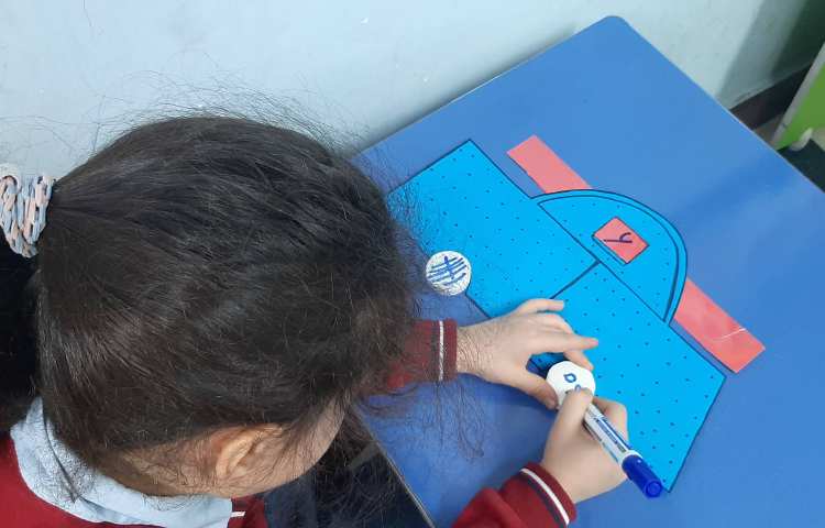 بازی ماشین اعداد در جهت یادگیری اعداد قبل و بعد و چوب خط و شکل مربوط به اعداد 1