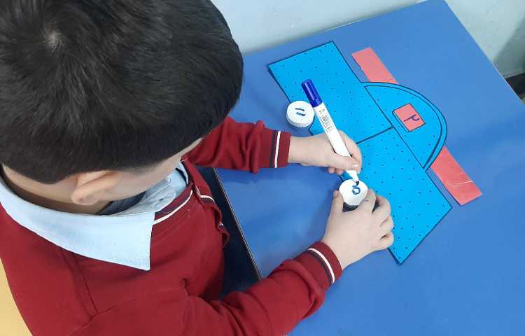 بازی ماشین اعداد در جهت یادگیری اعداد قبل و بعد و چوب خط و شکل مربوط به اعداد 2