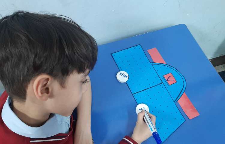 بازی ماشین اعداد در جهت یادگیری اعداد قبل و بعد و چوب خط و شکل مربوط به اعداد 4