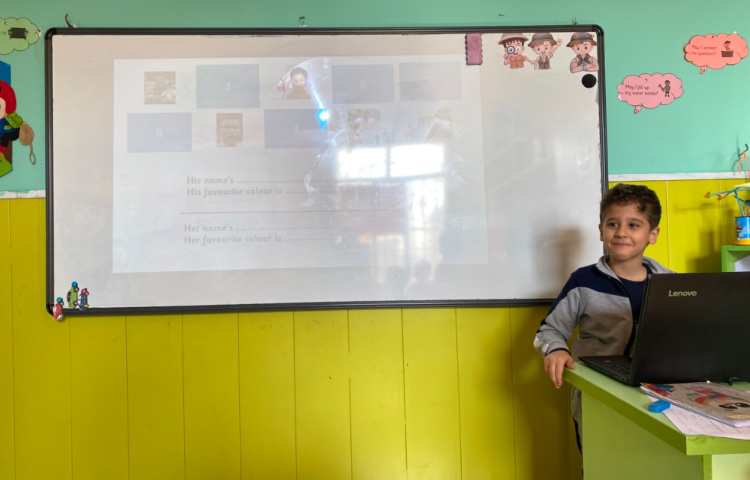 بازی مربوط به تمرین جملات Her/His name's...... Her/His favourite colour is..... 22