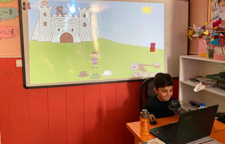 بازی مربوط به تمرین جملات Her/His name's...... Her/His favourite colour is..... 3