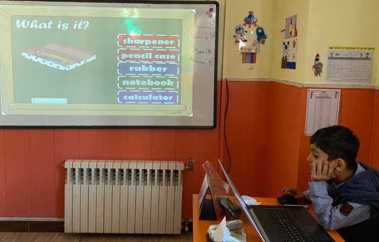 بازی مربوط به classroom objectو مسابقه spelling bee 3