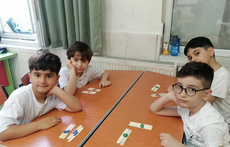 بازی نیمه‌ی گمشده، با هدف تقویت دقت و هوش با مشارکت دانش‌آموزان در کلاس انجام شد. 2